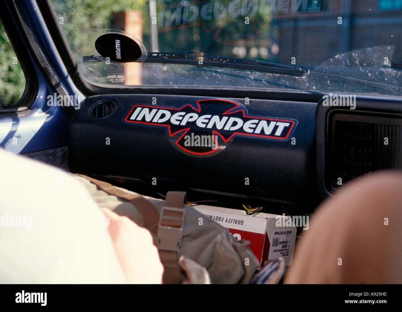 Pijnboom groentje Onregelmatigheden Car dashboard with an independent sticker on it Stock Photo - Alamy