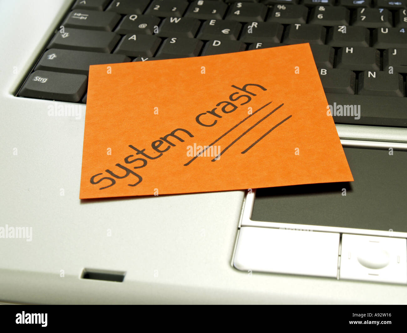 memo note on notebook system crash Stock Photo