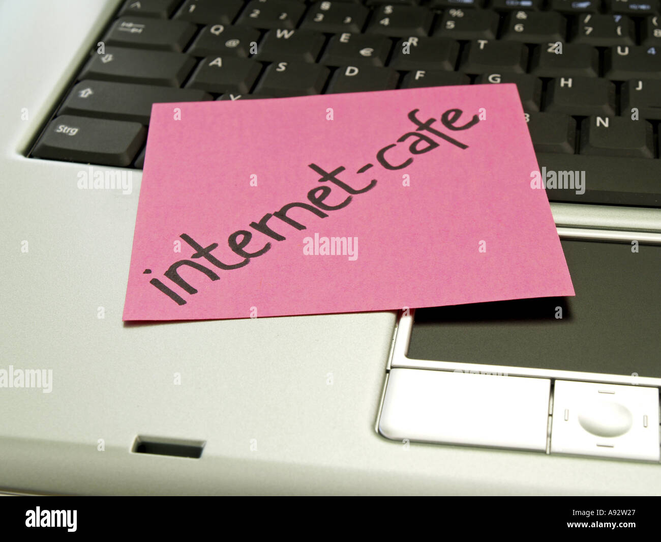 memo note on notebook, internet-cafe Stock Photo