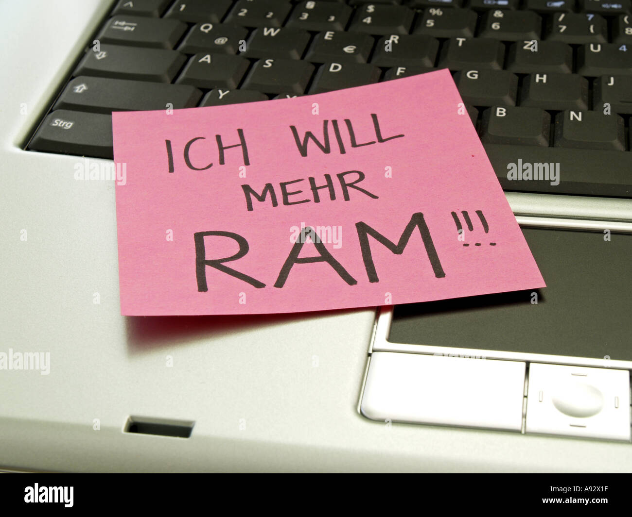 memo note on notebook I want more RAM Stock Photo