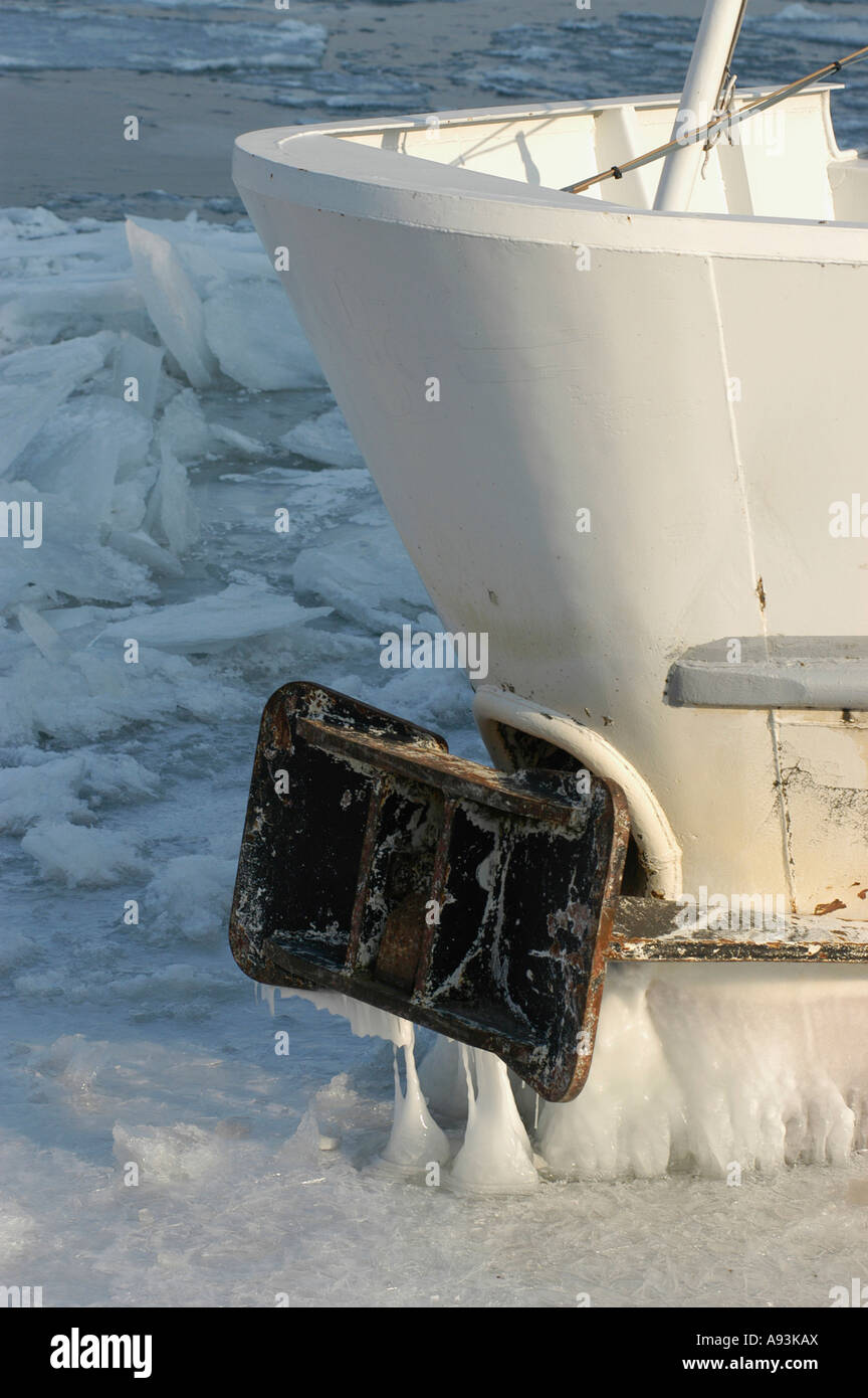 Detail eines Schiffes am Wiener Handelskai im Winter Stock Photo