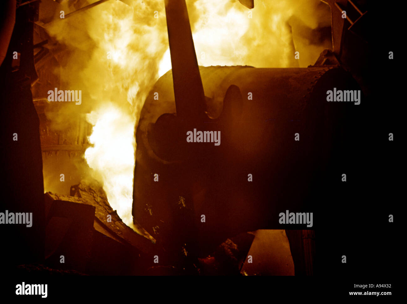 Pouring about 80 tonnes of molten iron into an oxygen blown converter in about 1971 Stock Photo