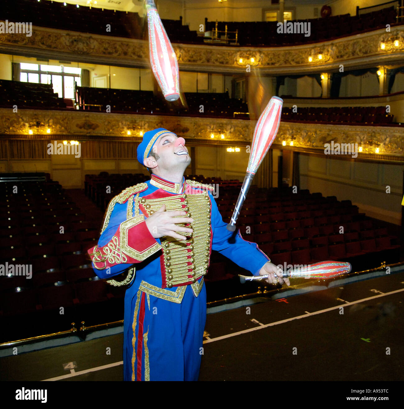 Blackpool Tower Circus clown Mookey juggling on the stage of the Stock Photo 7002059 Alamy