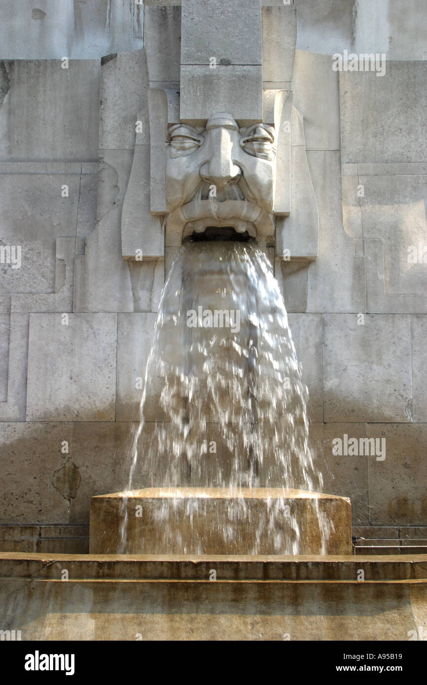 Fountain outside Central Station in Milan Stock Photo Alamy