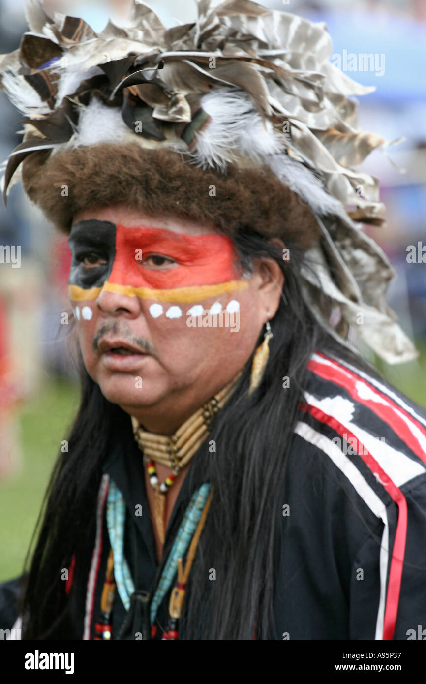 Native american male dancer hi-res stock photography and images - Alamy