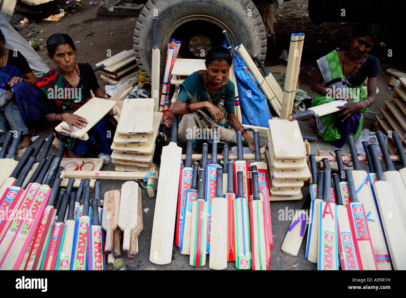 Indian women selling cricket bats at the side of the road, Vadodara, Gujarat, India Stock Photo