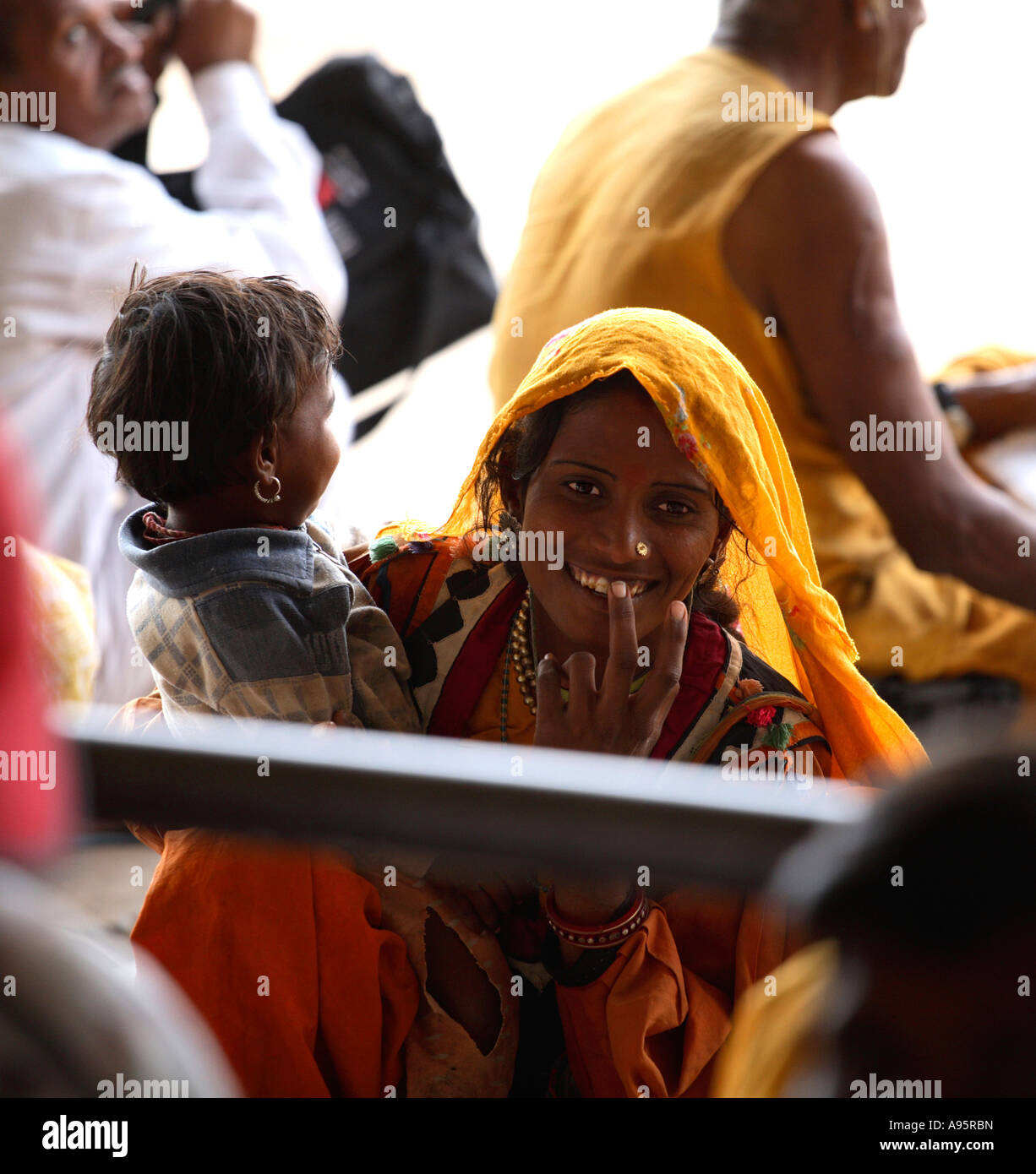 Tribal Indian Mother & Child at Bhuj bus stand, Kutch, Gujarat, India Stock Photo