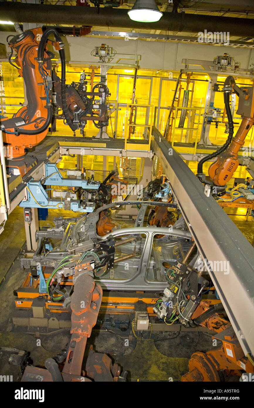 Sterling Heights Michigan Robots weld car bodies at DaimlerChrysler s Sterling Heights Assembly Plant Stock Photo