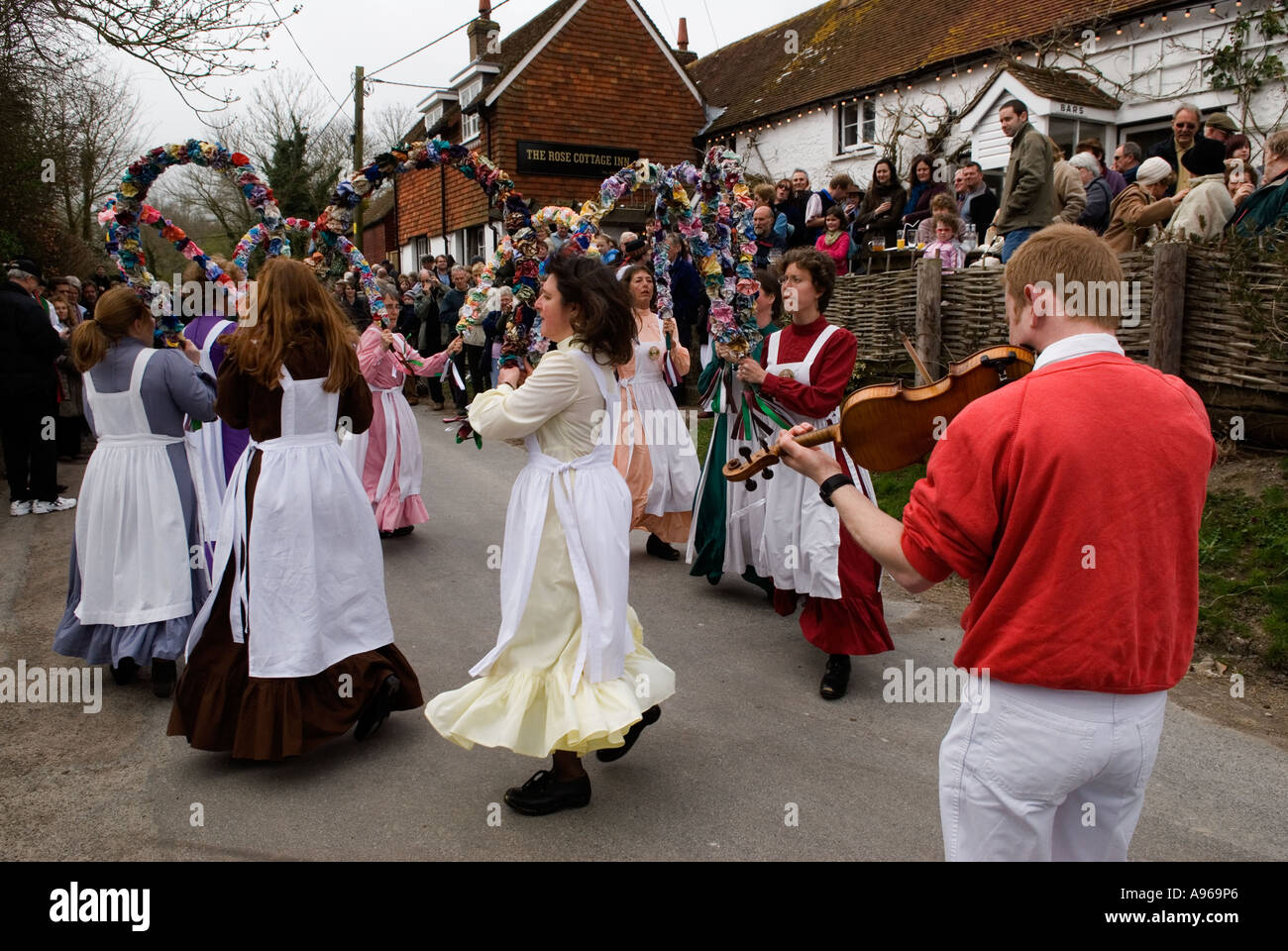 Ladies Morris Dance team, Knots of May women Morris dancers Good Friday, Rose  Cottage Inn. Alciston Sussex England  fiddle violin HOMER SYKES Stock Photo