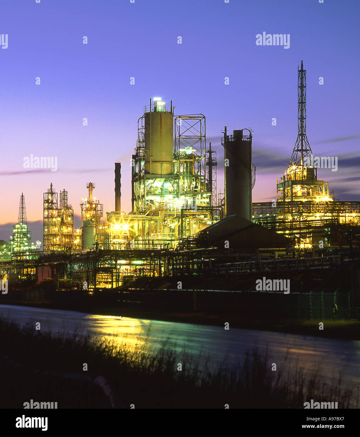 Marsh Barton Oil Refinery at Night, Near Runcorn, Cheshire, England, UK Stock Photo