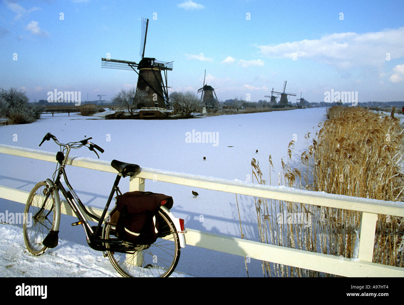 windmills-of-the-unesco-world-heritage-site-kinderdijk-in-winter-with
