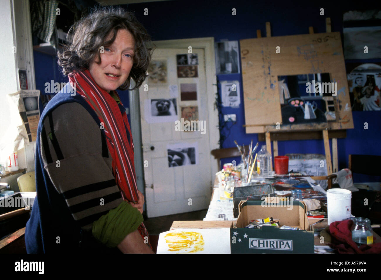 PAINTER ROSEY PRIESTMAN STANDING IN HER STUDIO LOOKING AT THE CAMERA STOVE SANDAY ORKNEY UK Stock Photo