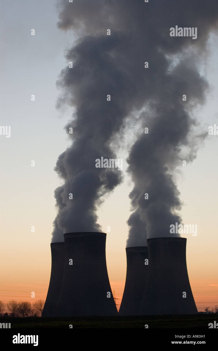 Smoke billowing from Fiddlers Ferry power station, Cheshire Stock Photo