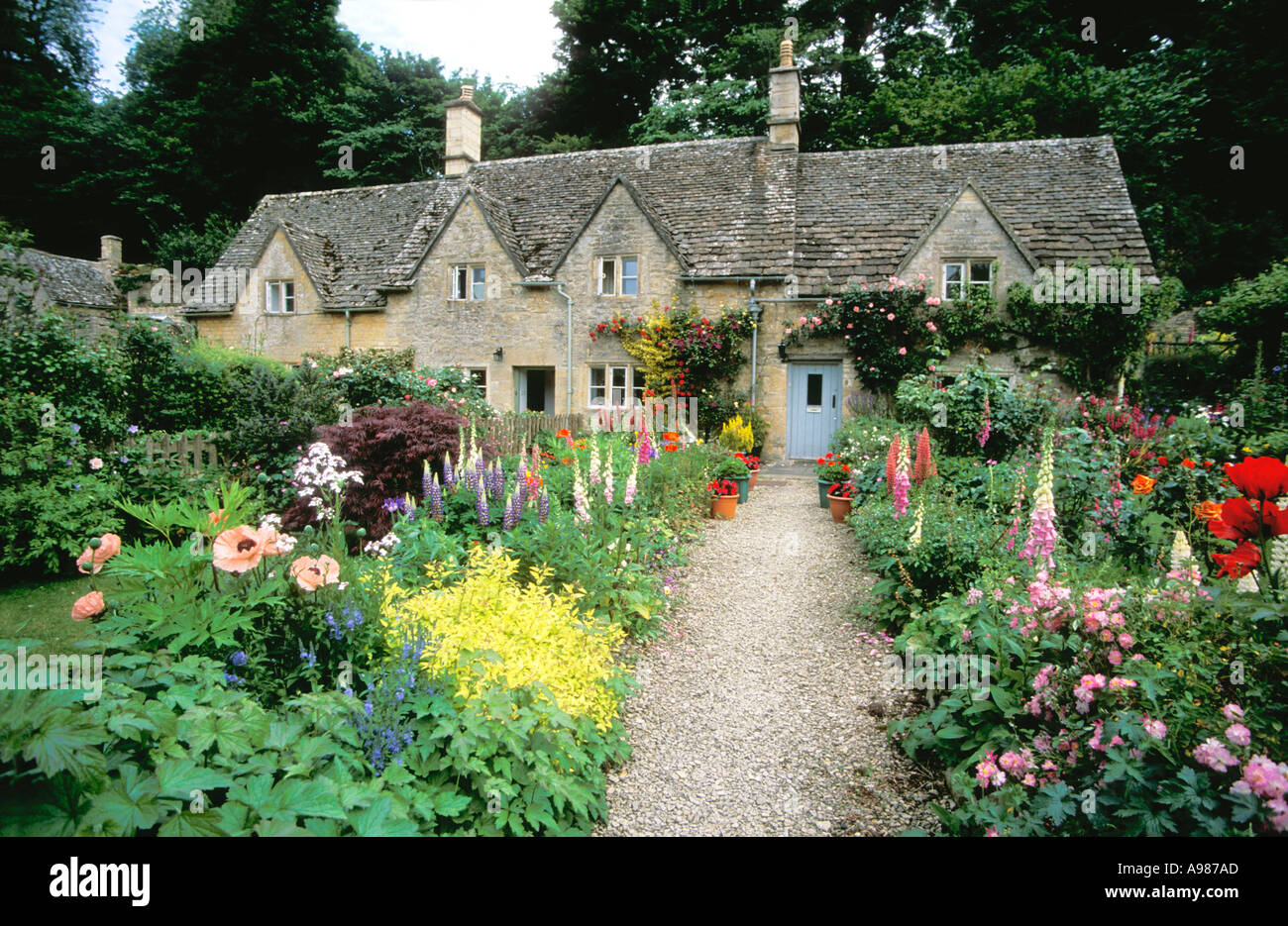 Ancient cottages and traditional english cottage gardens ...
