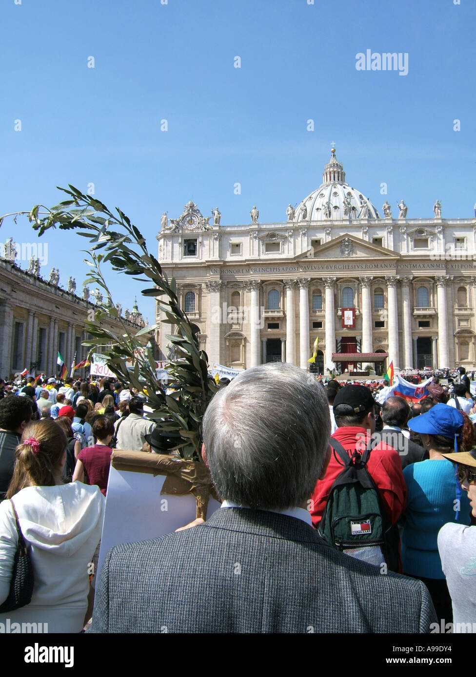 crowd celebrating easter mass in the vatican rome Stock Photo Alamy
