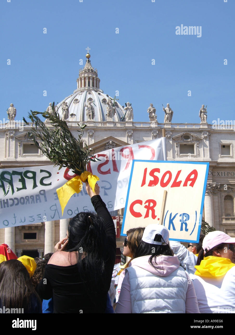 crowd celebrating easter mass in the vatican rome Stock Photo Alamy