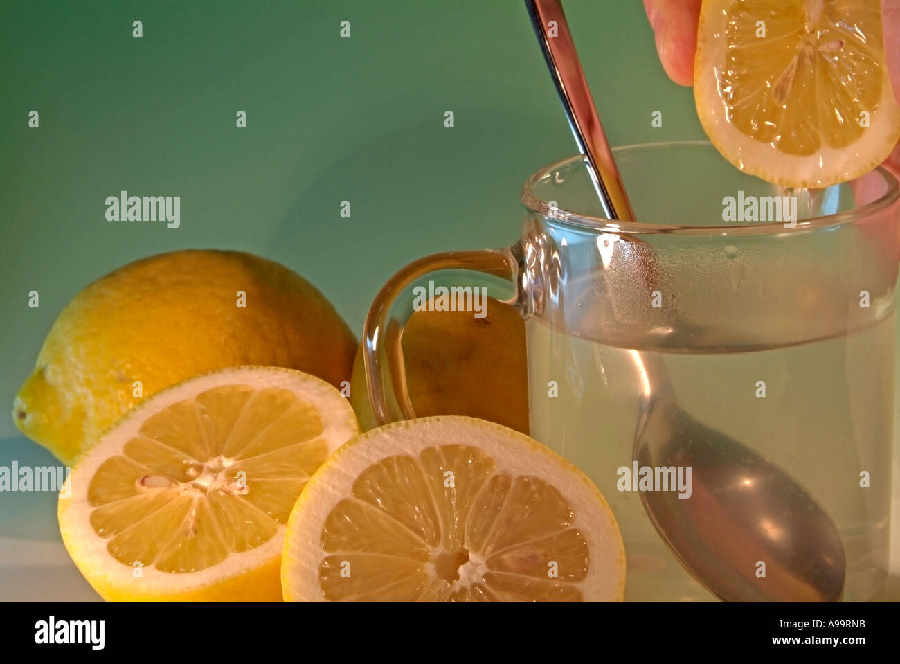 means against colds flu influenza vitamine C hot drink lemon hand