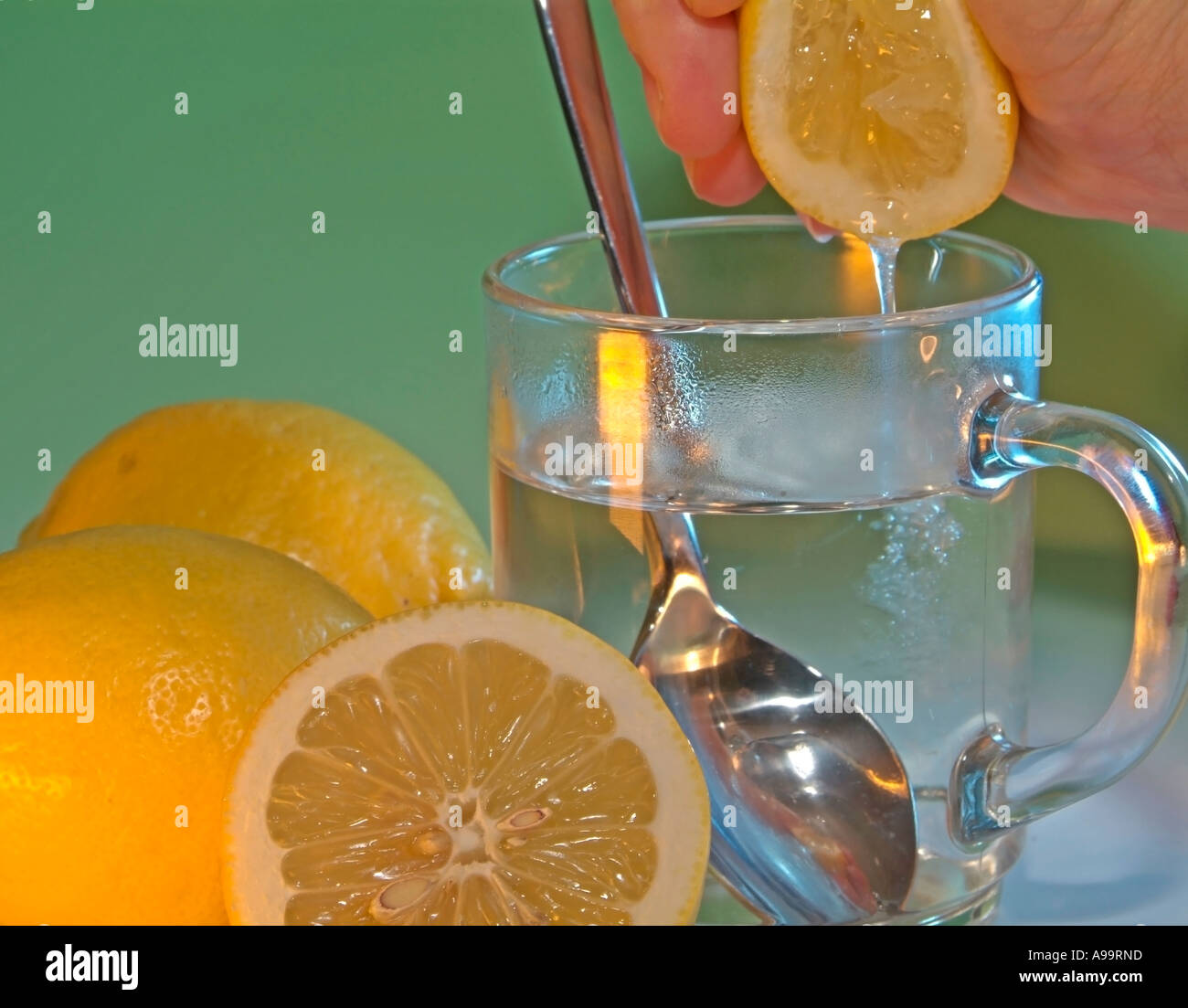 means against colds flu influenza vitamine C hot drink lemon hand