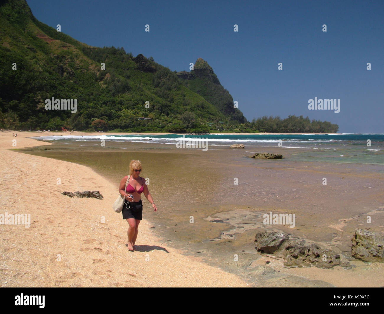 Tunnels beach haena state park hires stock photography and images Alamy