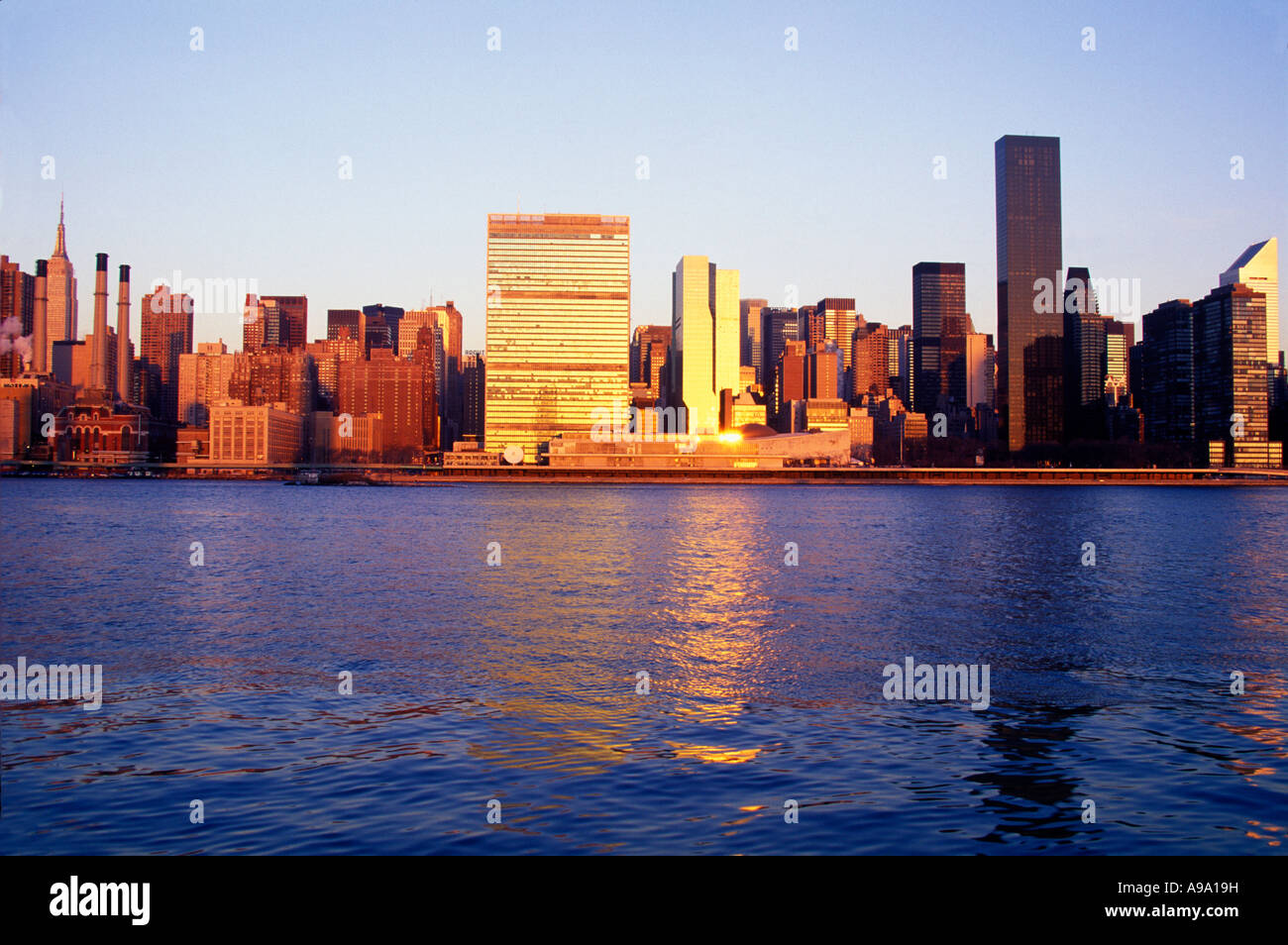 MIDTOWN SKYLINE EAST RIVER MANHATTAN NEW YORK CITY USA Stock Photo - Alamy