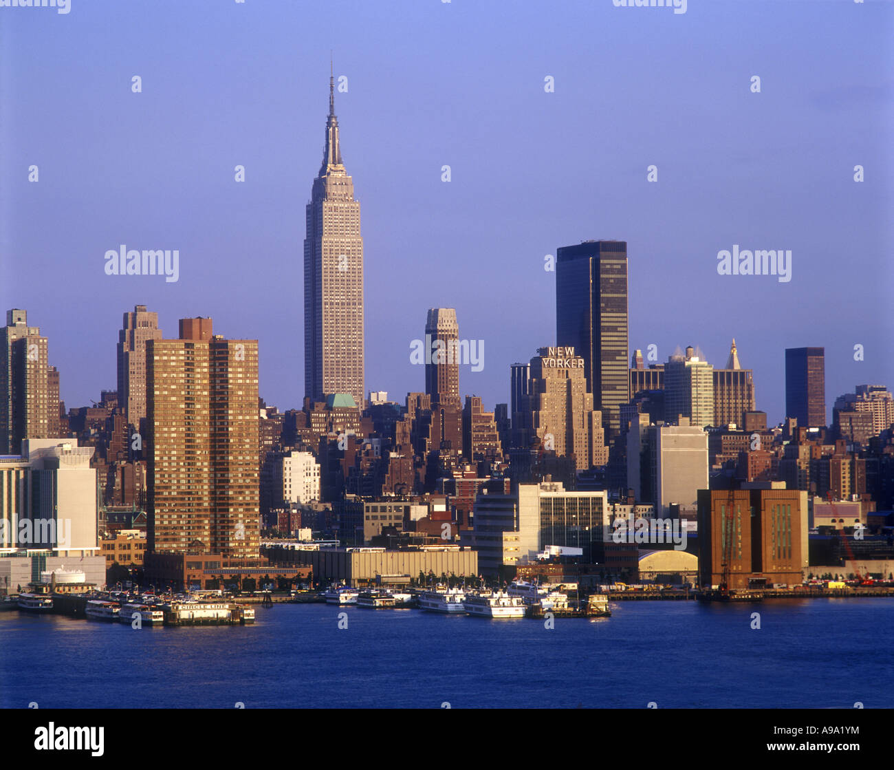 EMPIRE STATE BUILDING MIDTOWN SKYLINE MANHATTAN NEW YORK CITY USA Stock ...