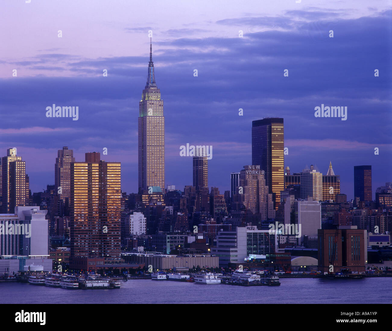 EMPIRE STATE BUILDING MIDTOWN SKYLINE MANHATTAN NEW YORK CITY USA Stock ...