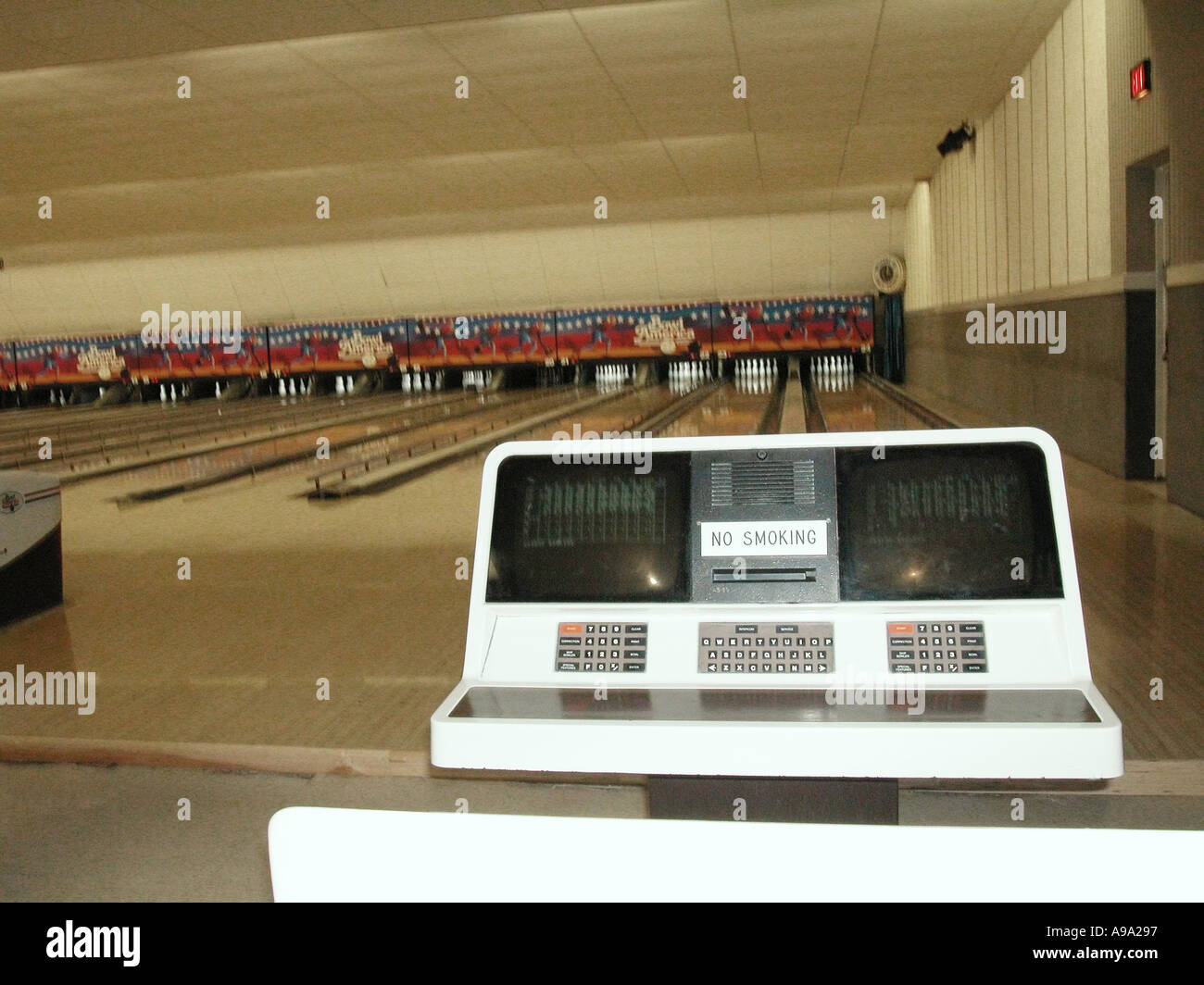 Bowling alley machine hires stock photography and images Alamy