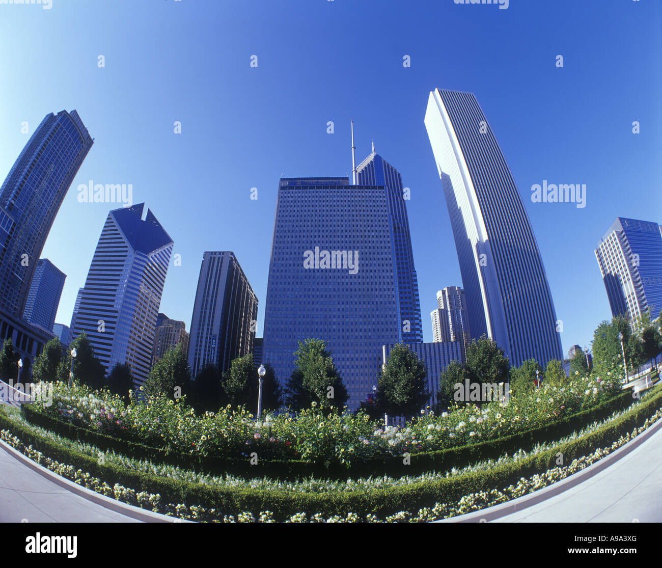 MILLENNIUM PARK DOWNTOWN SKYLINE CHICAGO ILLINOIS USA Stock Photo - Alamy