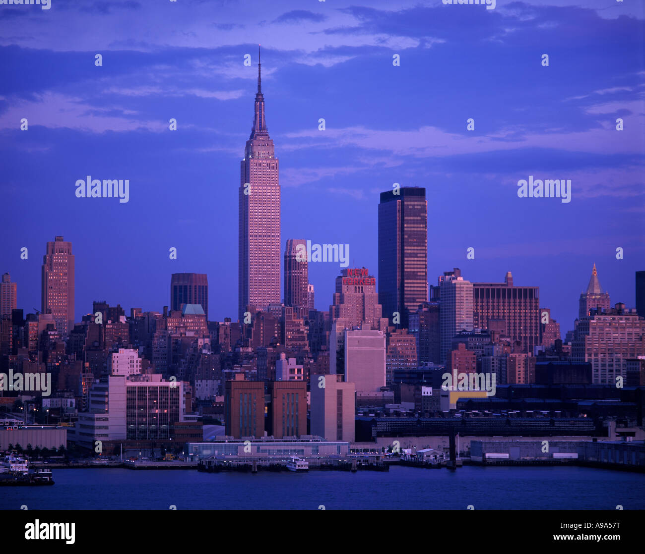 EMPIRE STATE BUILDING MIDTOWN SKYLINE MANHATTAN NEW YORK CITY USA Stock ...
