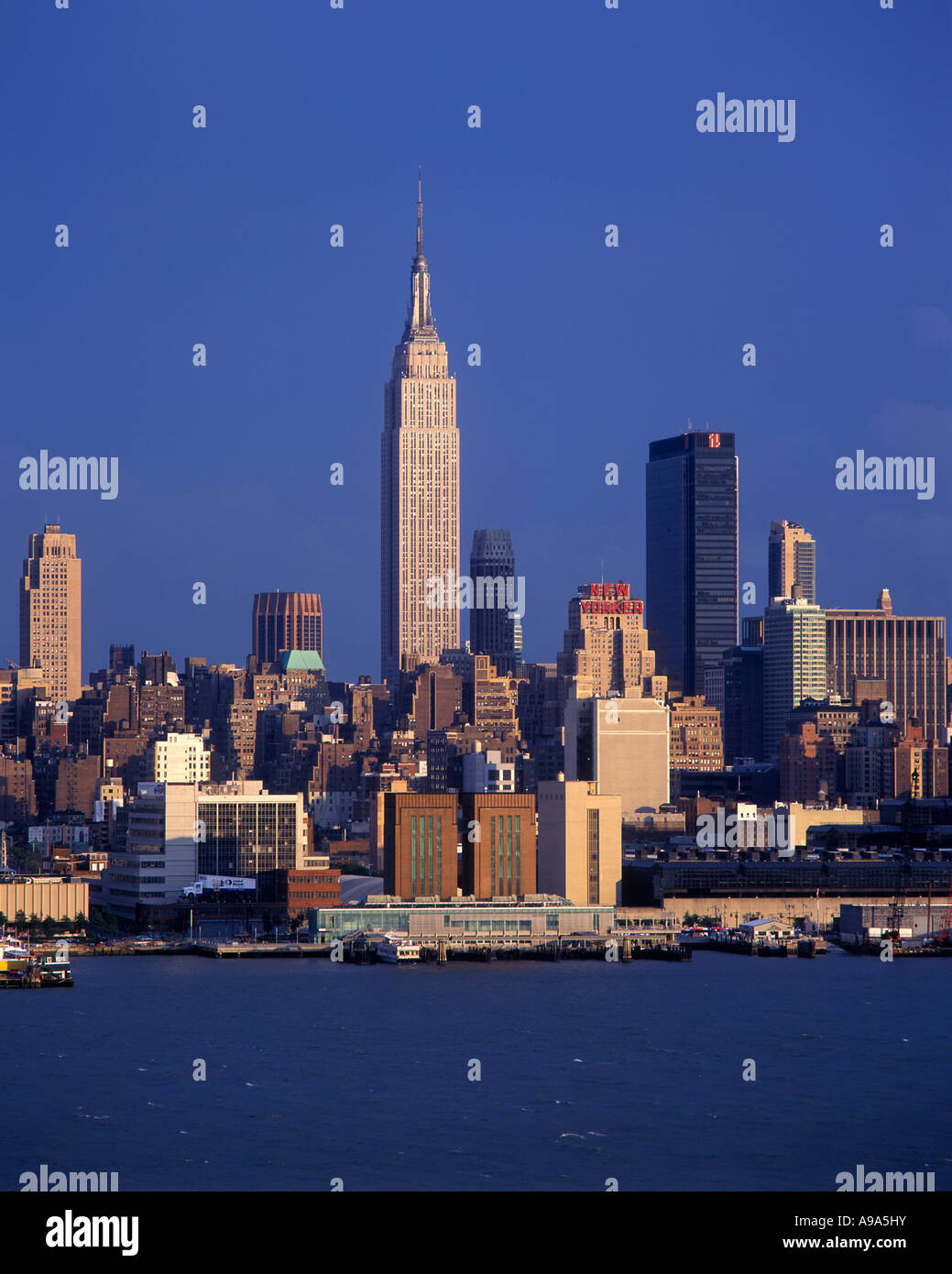 EMPIRE STATE BUILDING MIDTOWN SKYLINE MANHATTAN NEW YORK CITY USA Stock ...