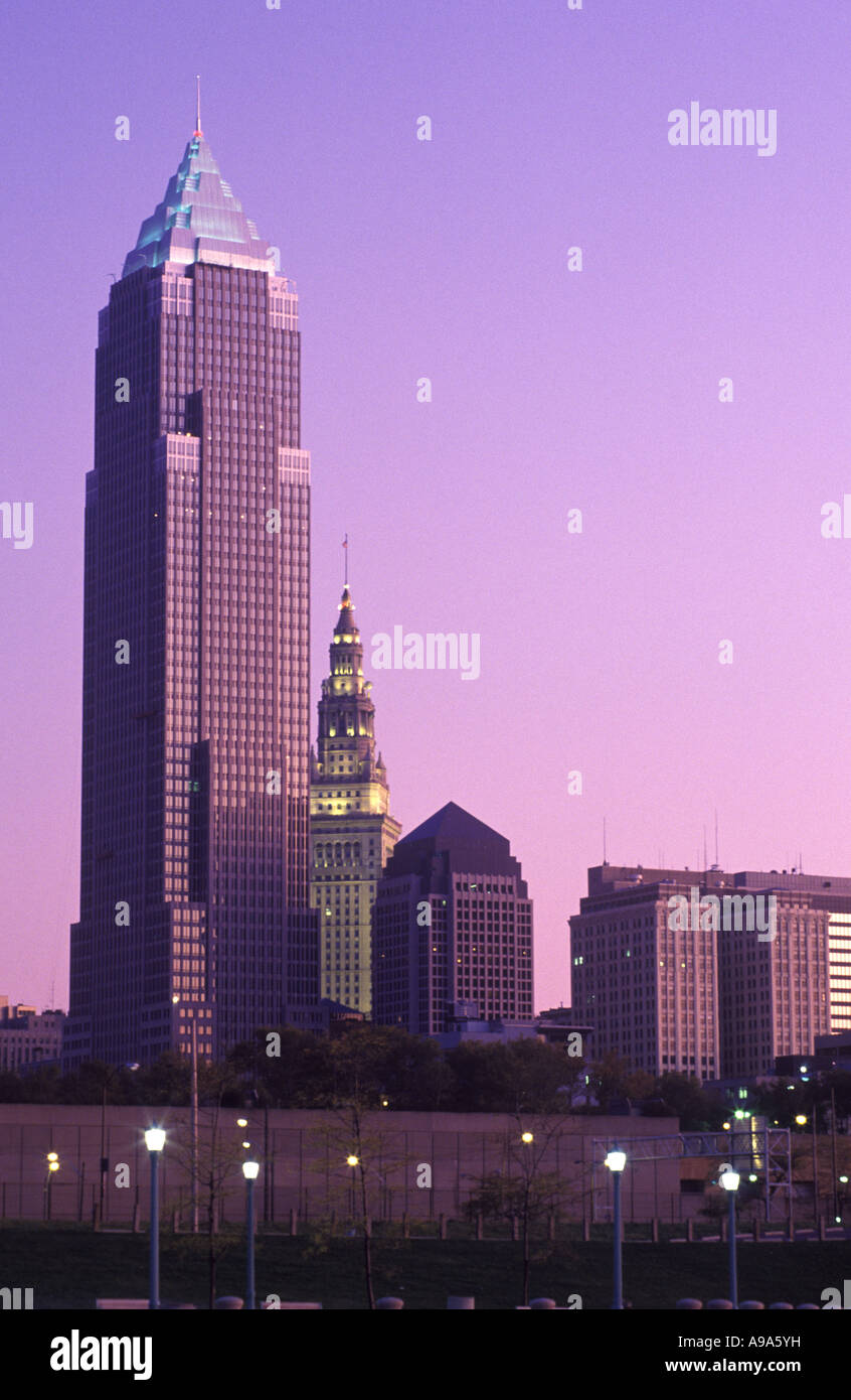 KEY BANK TOWER BUILDING (©CESAR PELLI 1991) DOWNTOWN CLEVELAND SKYLINE