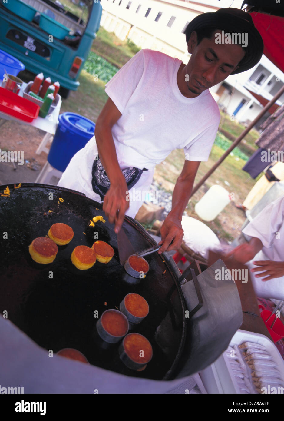 MALAYSIA Kedah Langkawi Cenang Night Market Man cooking yong tafu cakes of tofu on a hotplate on a stall. Stock Photo