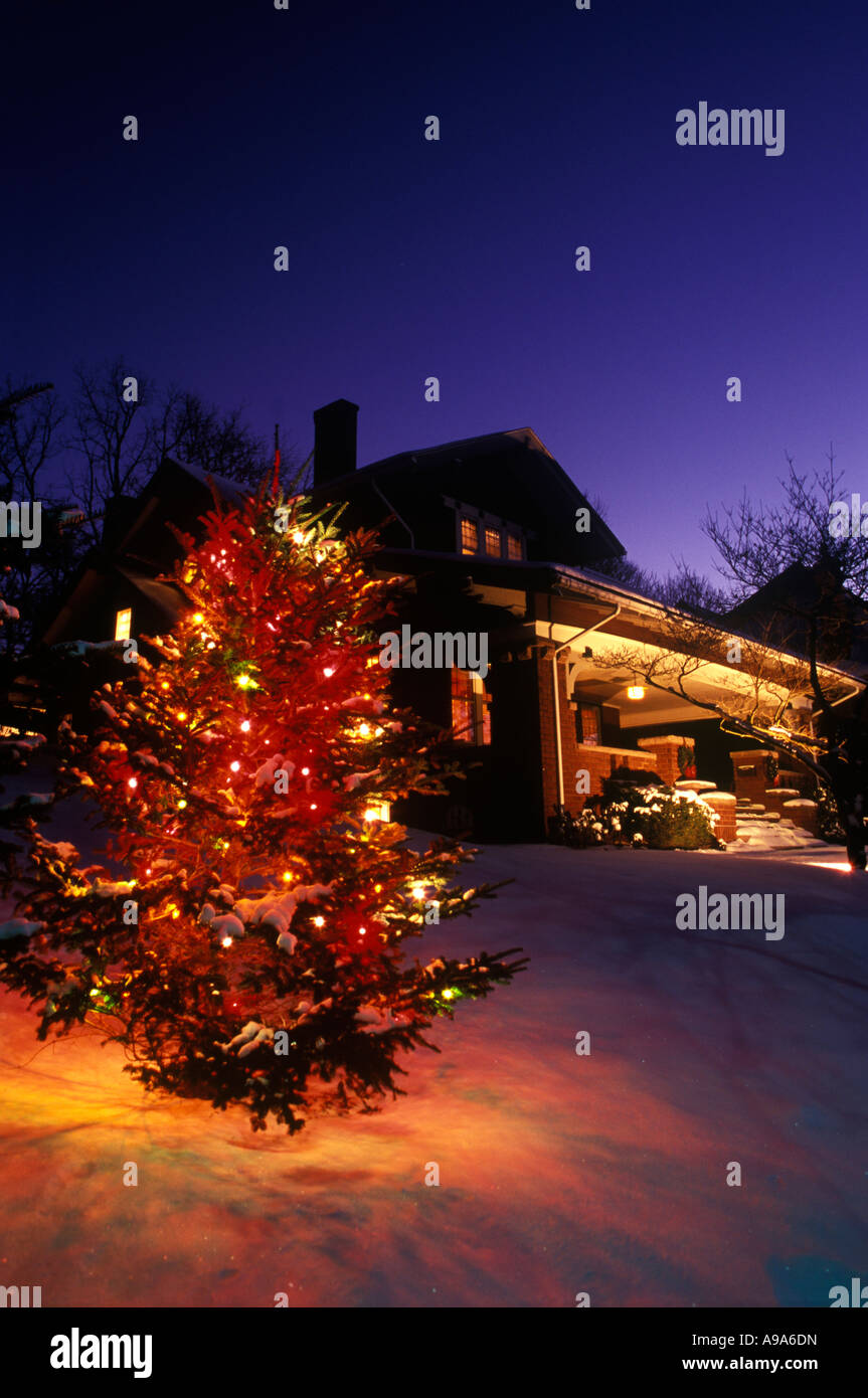 Bungalow christmas lights hires stock photography and images Alamy