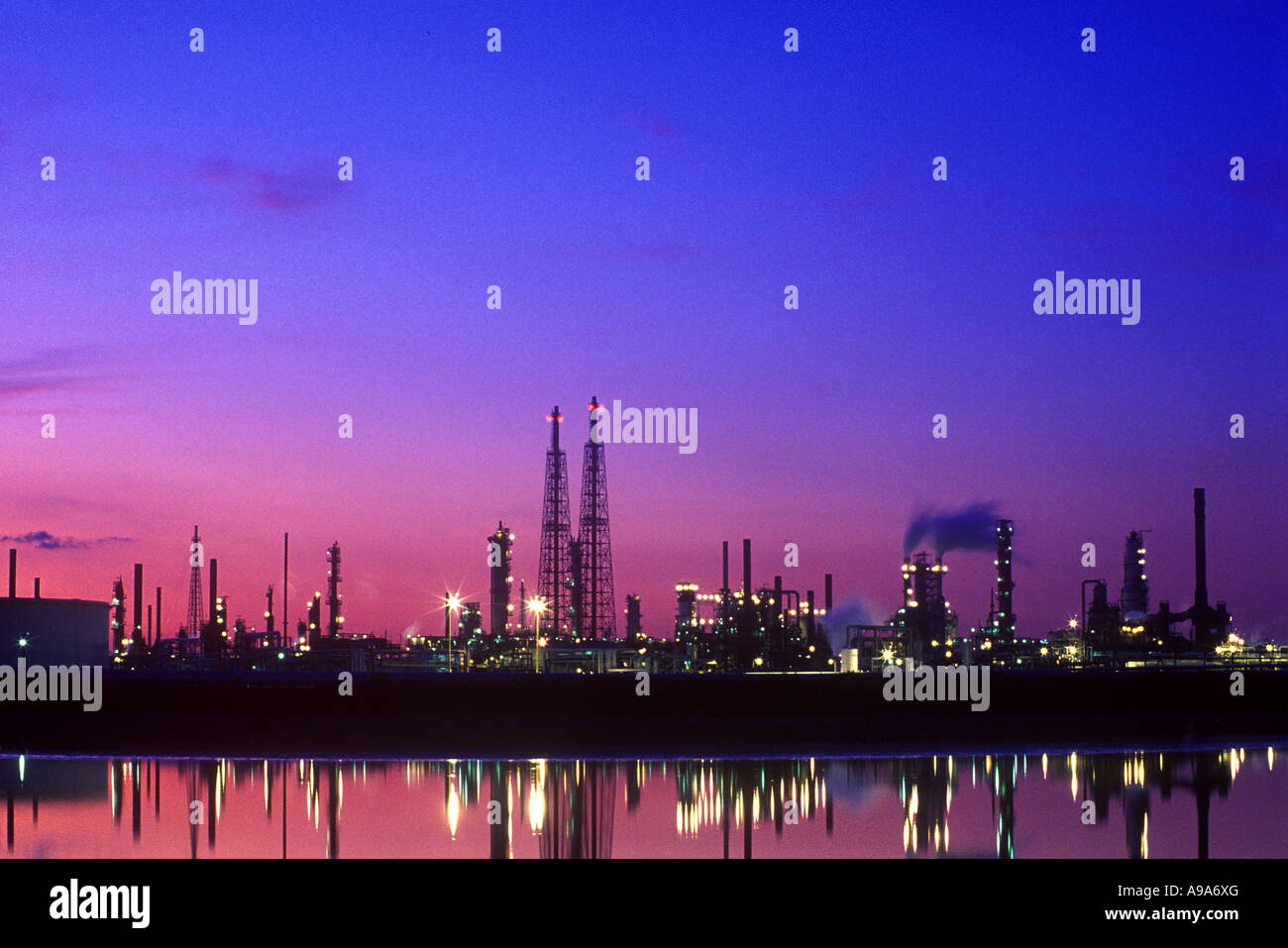 CRACKING TOWERS PETRO CHEMICAL OIL REFINERY Stock Photo Alamy