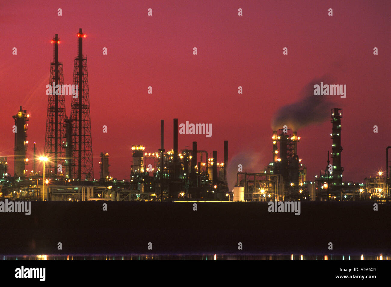 CRACKING TOWERS PETRO CHEMICAL OIL REFINERY Stock Photo Alamy