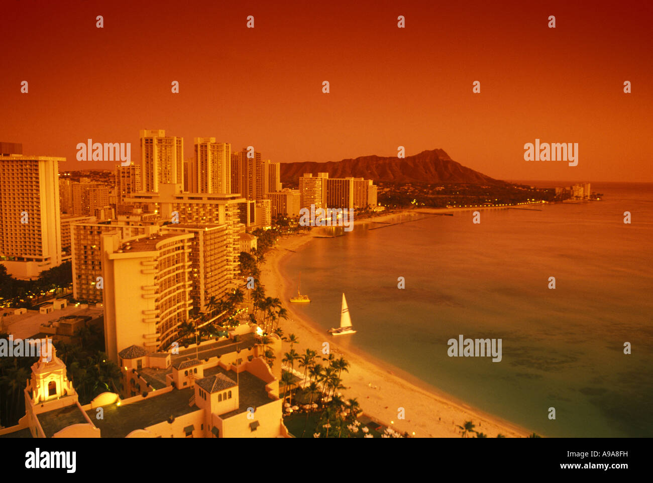 WAIKIKI BEACH DIAMOND HEAD HONOLULU OAHU HAWAII USA Stock Photo - Alamy