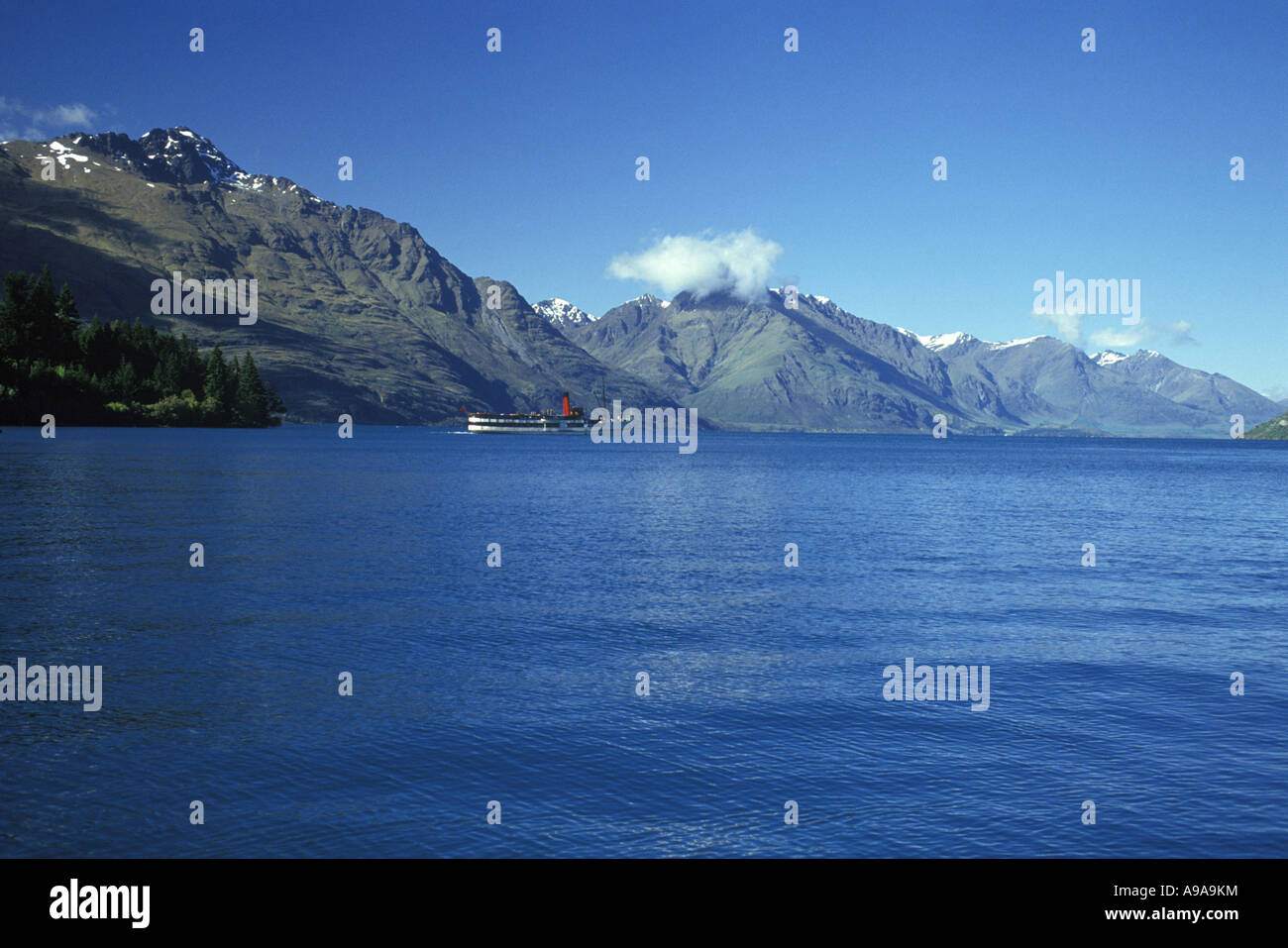 LAKE WAKATIPU QUEENSTOWN SOUTH ISLAND NEW ZEALAND Stock Photo - Alamy