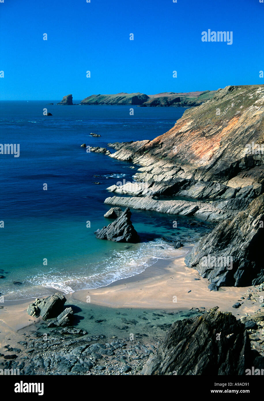 A view along the Pembrokeshire Coast Path across Albion Sands towards Skomer Island, South Wales Stock Photo