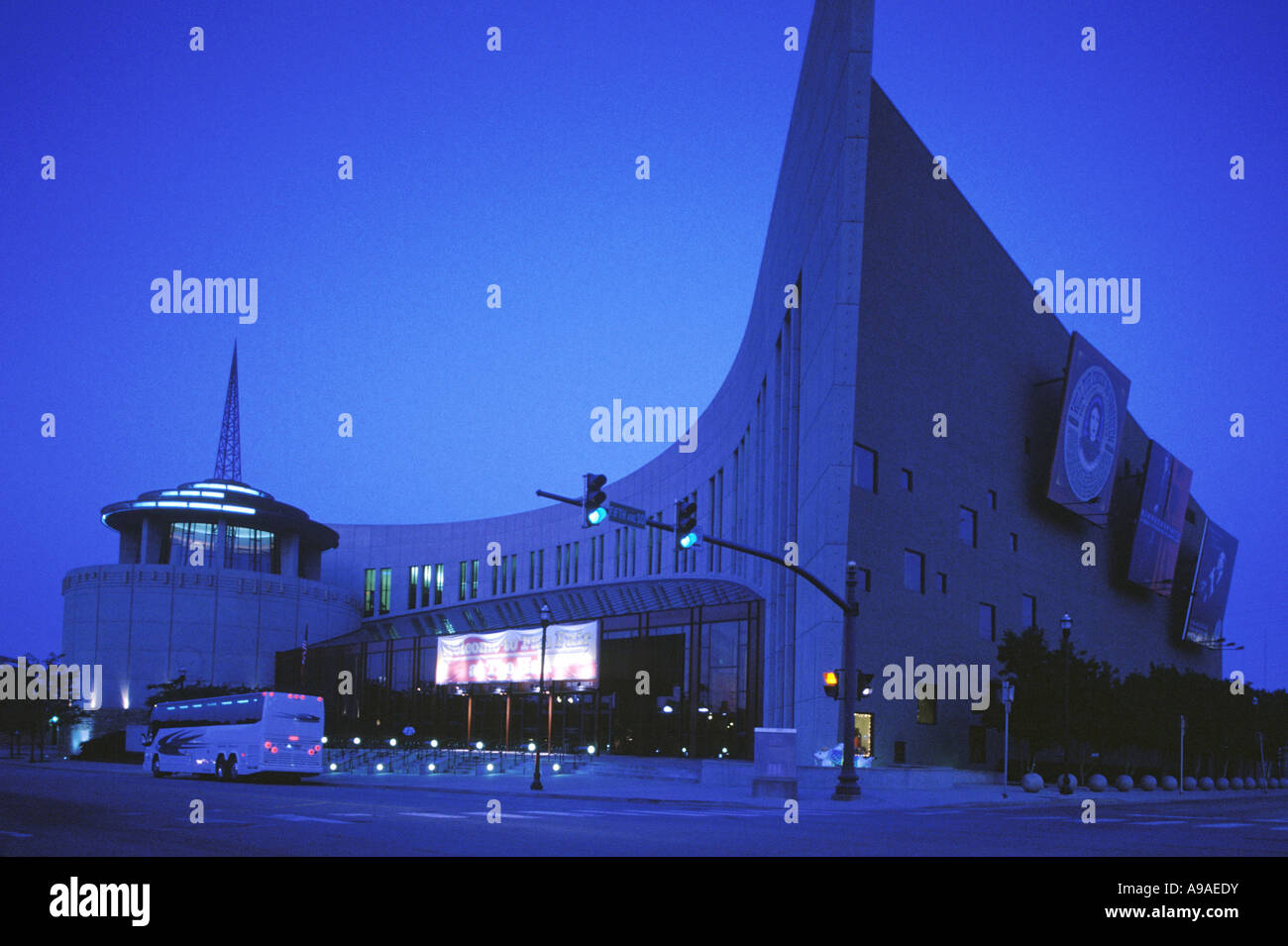 COUNTRY MUSIC HALL OF FAME (©TUCKHINTON ARCHITECTS PLC 2001) DOWNTOWN