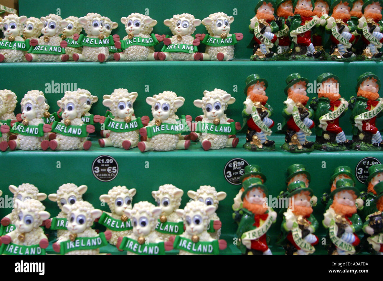 plastic-tourist-souvenirs-in-a-dublin-shop-dublin-ireland-stock-photo