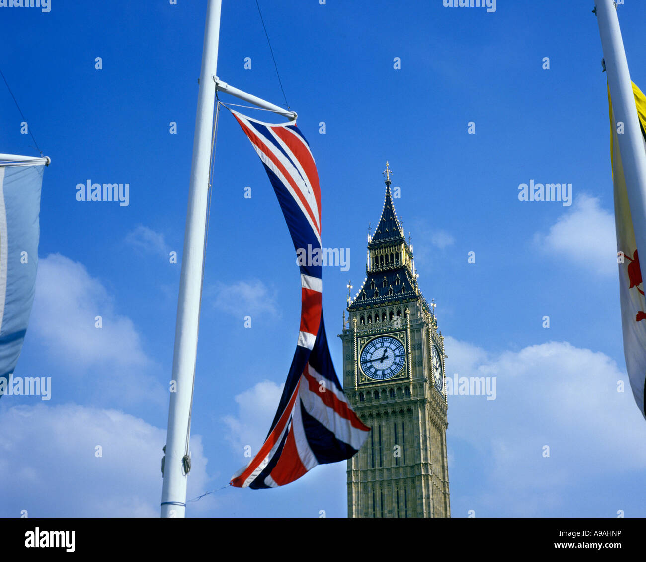 UNION JACK UNITED KINGDOM FLAG ON FLAGPOLE BIG BEN PARLIAMENT SQUARE LONDON ENGLAND UK Stock Photo