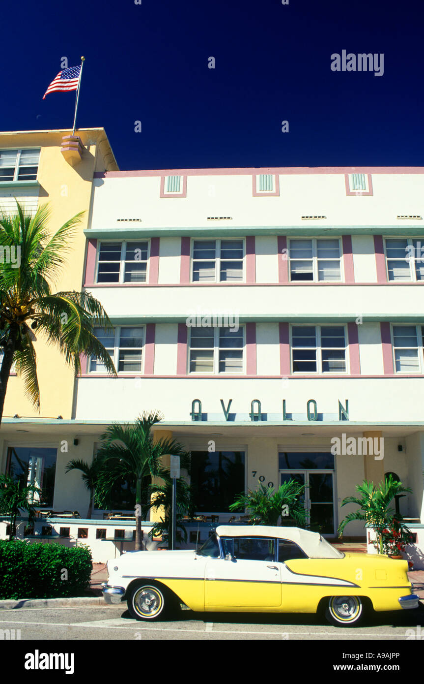 VINTAGE OLDSMOBILE SUPER 88 CONVERTIBLE (©GENERAL MOTORS CORP 1957) AVALON HOTEL (©ALBERT ANIS 1941) OCEAN DRIVE SOUTH BEACH MIAMI BEACH FLORIDA USA Stock Photo