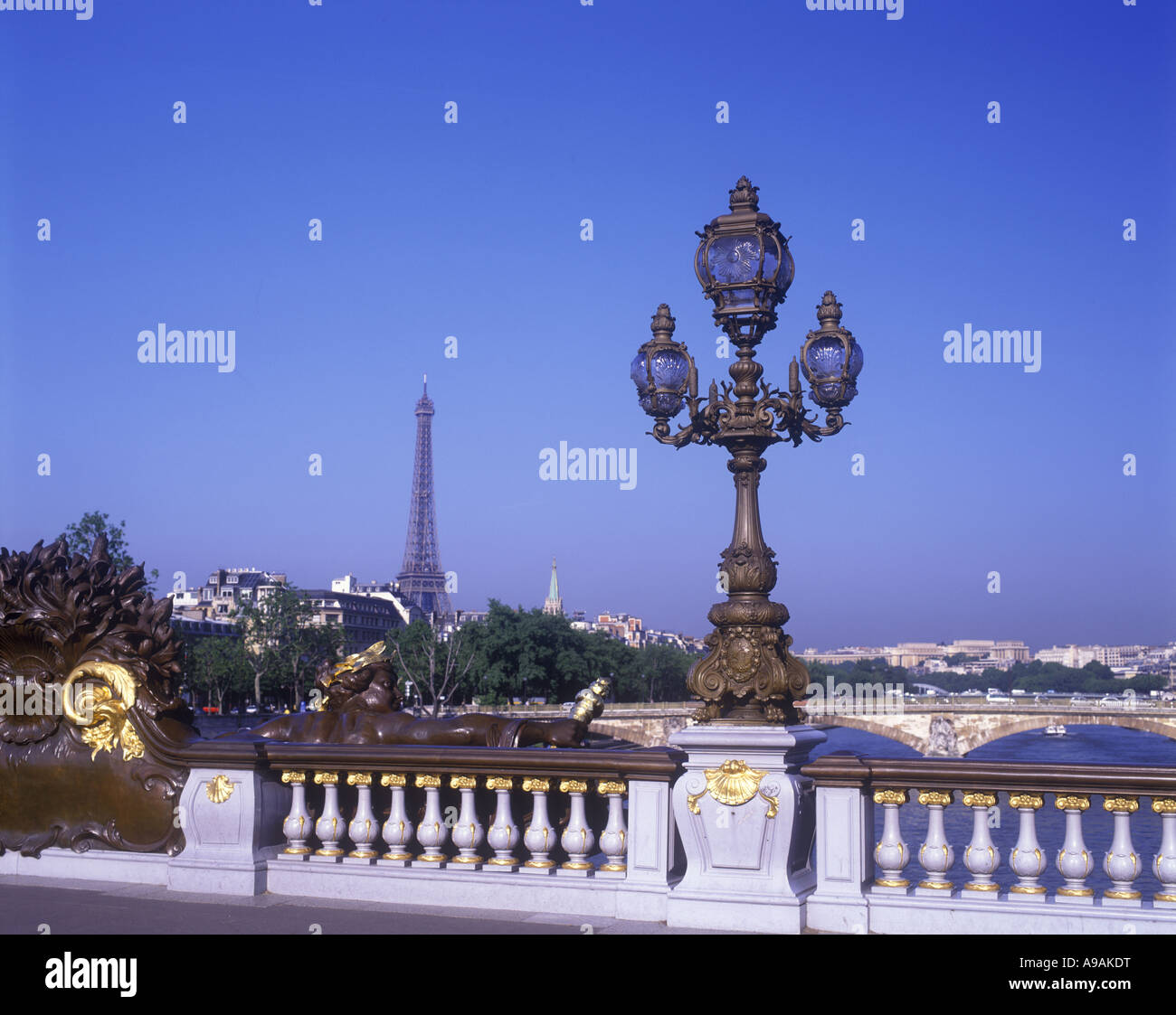 CUPIDS ON  CANDELABRA LANTERN ©GEORGES RECIPON 1900) PONT ALEXANDRE III RIVER SEINE PARIS FRANCE Stock Photo