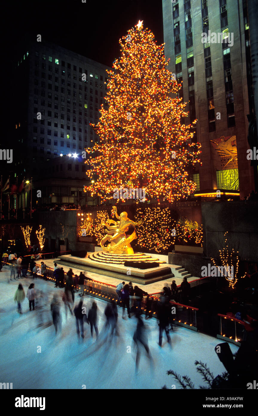 CHRISTMAS TREE LIGHTS ICE RINK ROCKEFELLER CENTER ©RAYMOND HOOD 1939 MIDTOWN MANHATTAN NEW