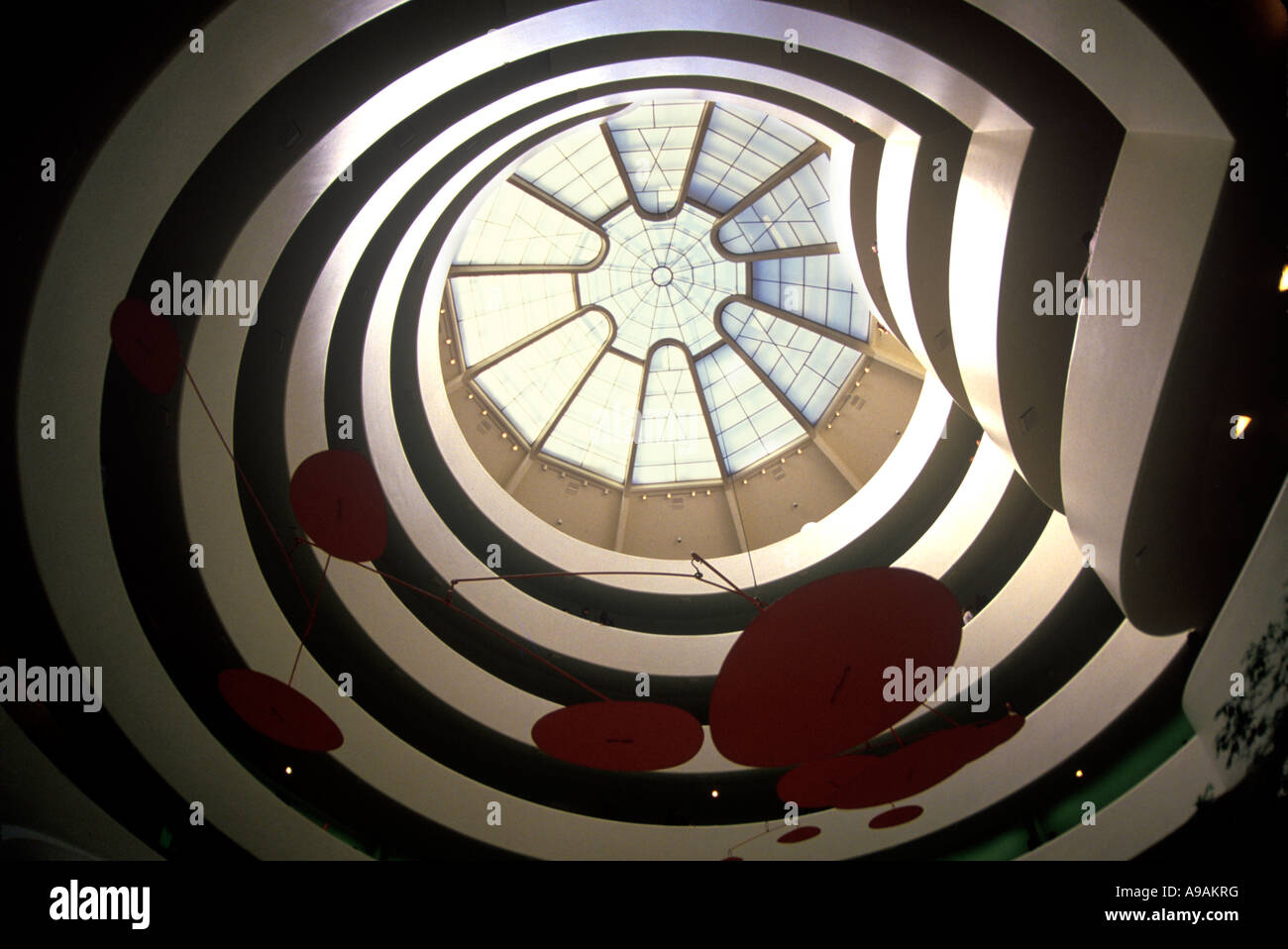 MOBILE SCULPTURE SKYLIGHT ROTUNDA SOLOMON GUGGENHEIM MUSEUM (©FRANK