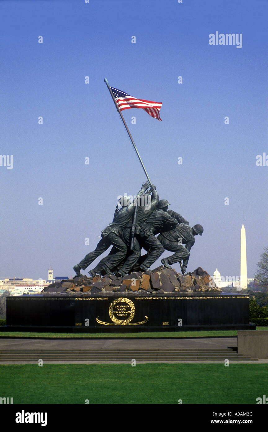 IWO JIMA US MARINE CORPS WAR MEMORIAL (©FELIX DE WELDON 1954) ARLINGTON VIRGINIA USA Stock Photo