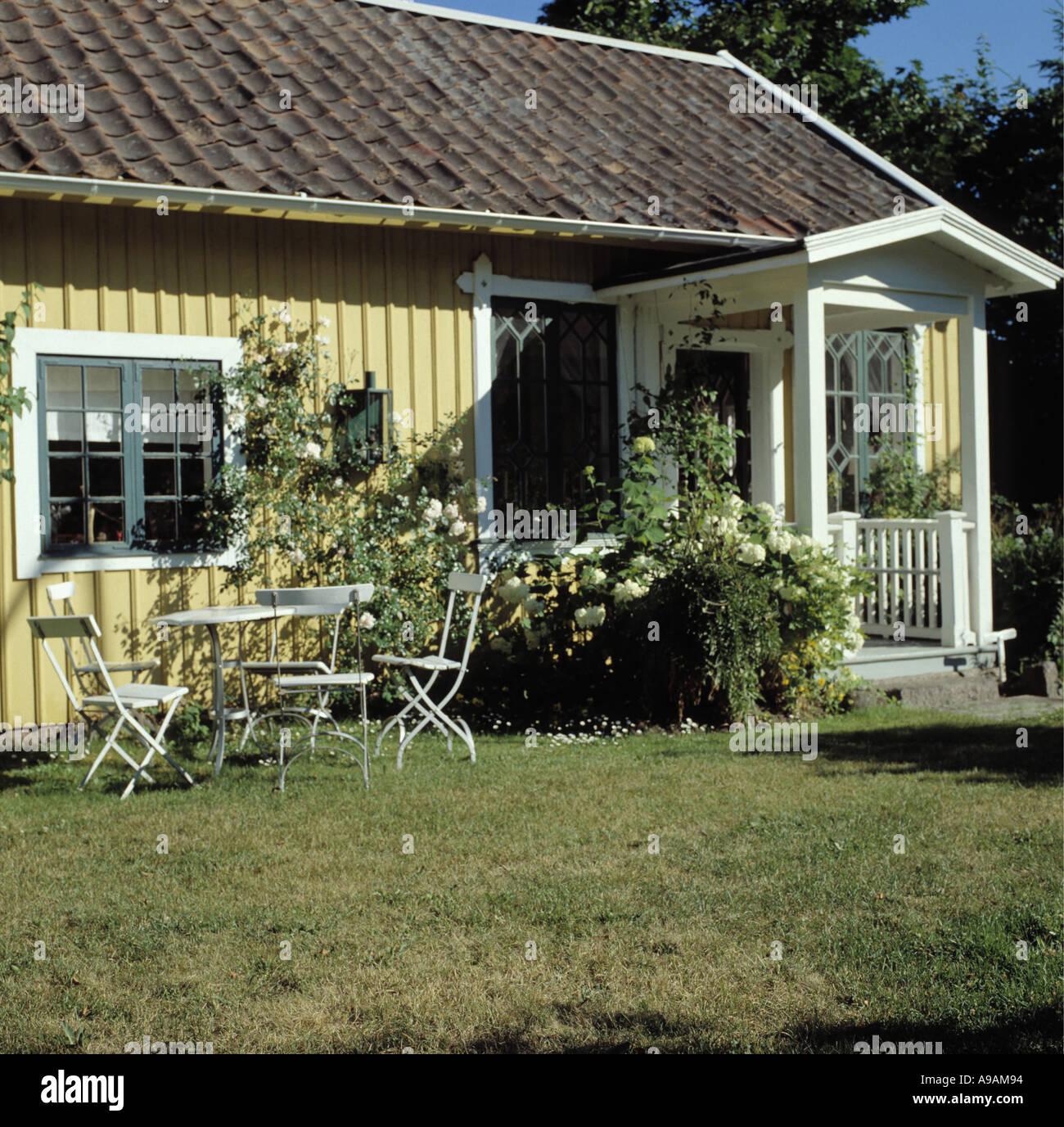 Cottage with white porch hi-res stock photography and images - Alamy