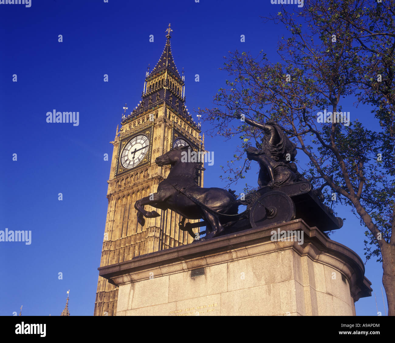 QUEEN BOADICEA AND DAUGHTERS CHARIOT STATUE (©THOMAS THORNYCROFT 1902) BIG BEN PARLIAMENT LONDON ENGLAND UK Stock Photo