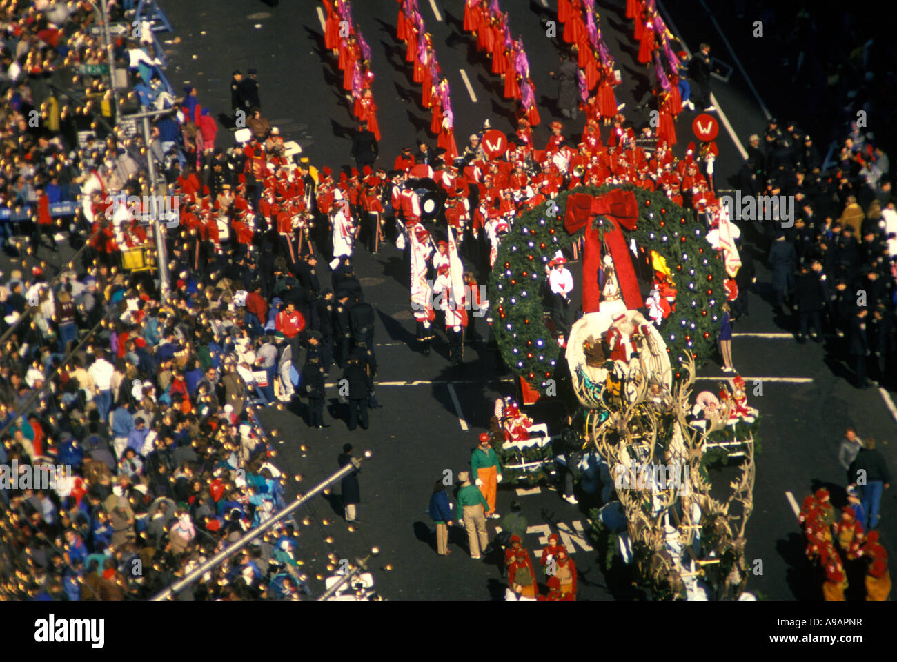 SANTA CLAUS FLOAT MACY THANKSGIVING DAY PARADE BROADWAY MANHATTAN NEW