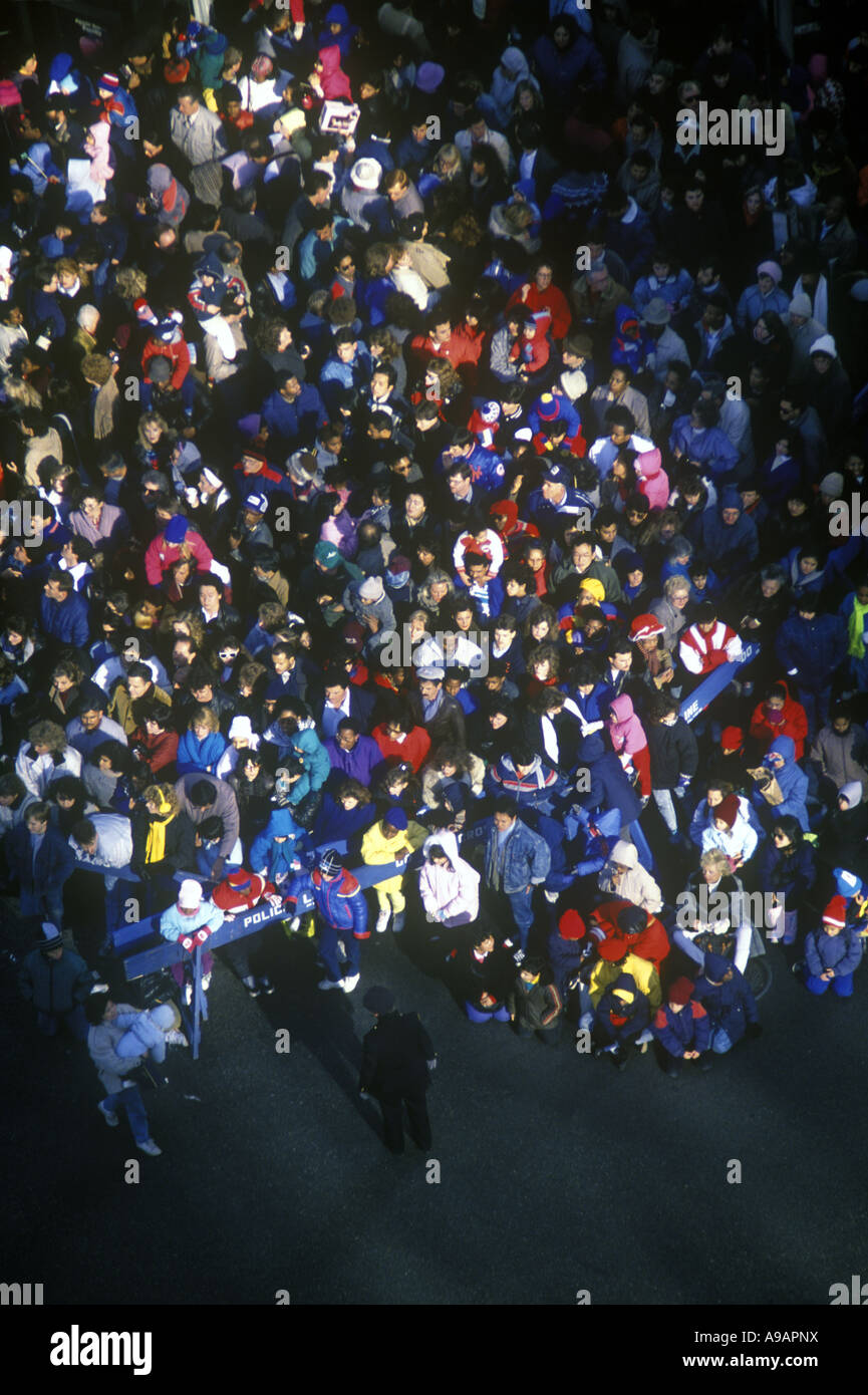 AERIAL OF CROWD MACY THANKSGIVING DAY PARADE BROADWAY MANHATTAN NEW YORK CITY USA Stock Photo
